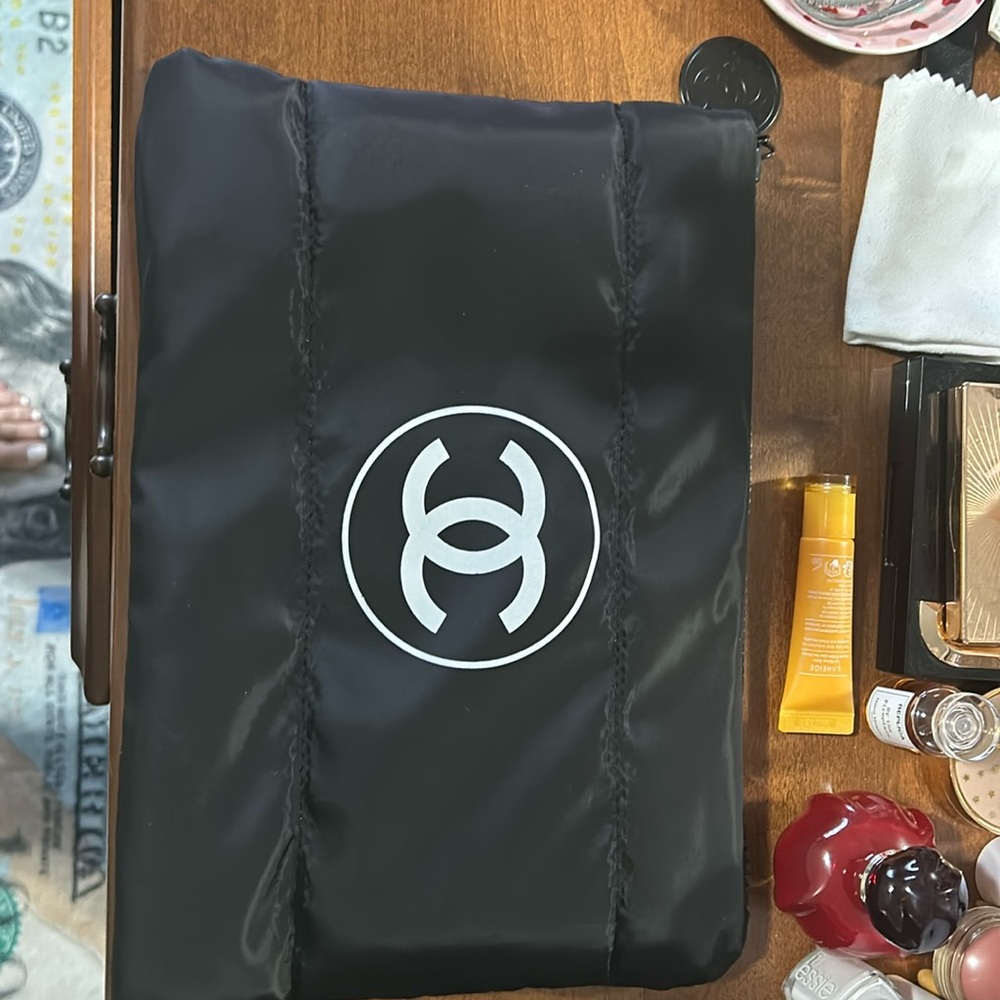 Cosmetic puffer pouch